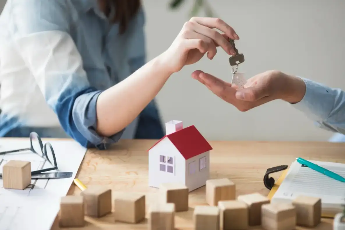 Freelance real estate agent guiding clients toward homeownership success